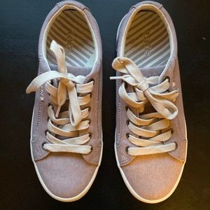 Taos woman’s sneaker, light purple canvas